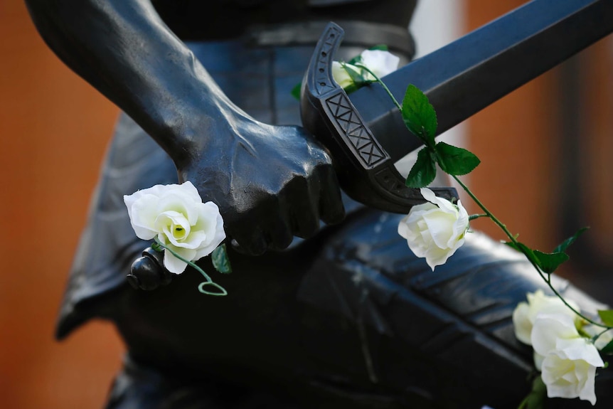 Roses on King Richard statue