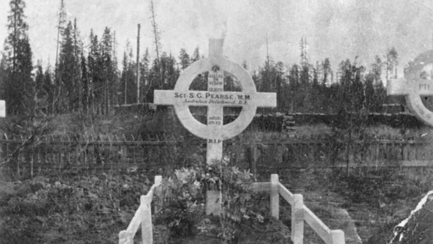 Black and white image of the grave site of Sgt Sam Pearse in Archangel, Russia, with flowers on the grave