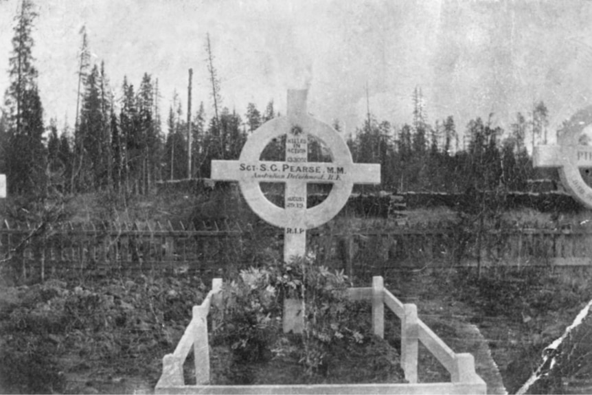 Black and white image of the grave site of Sgt Sam Pearse in Archangel, Russia, with flowers on the grave