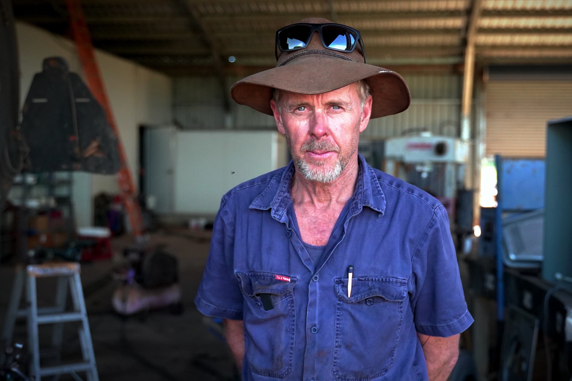 Un retrato del granjero de Northcliffe, Michael Armstrong, con una camisa de trabajo azul y un sombrero. 