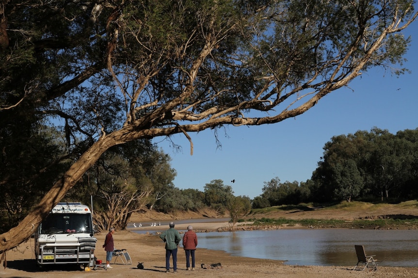 Travellers at Coopers Creek at Windorah