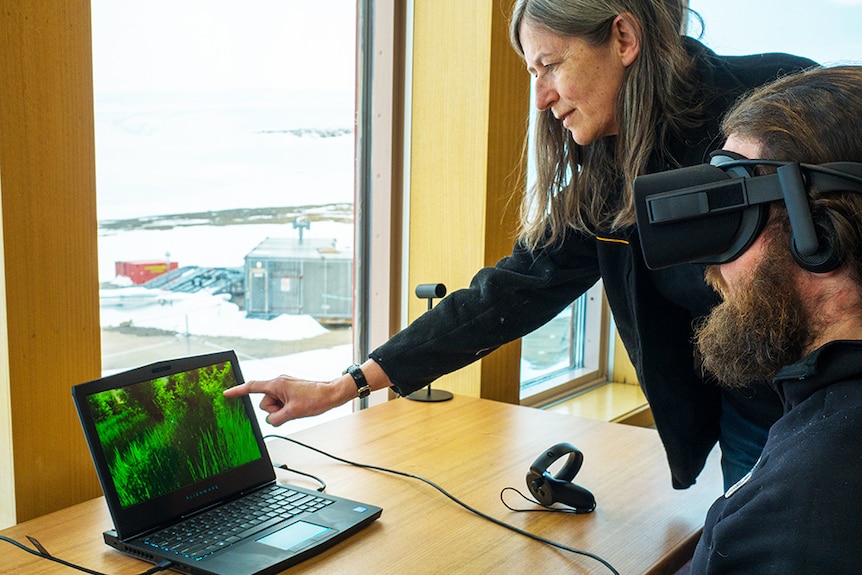 Scientists test virtual reality headset