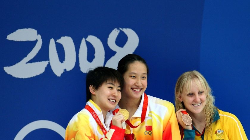 Jessicah Schipper shows off her bronze medal with Chinese swimmers Jiao Liuyang (silver) and Liu Zige (gold).