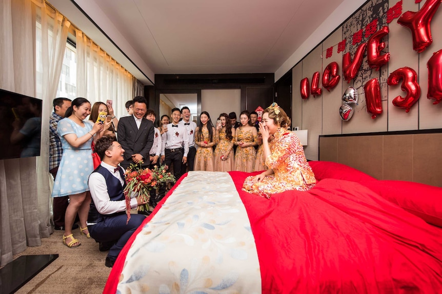 作为中国文化传统的一部分，在举行婚礼仪式前，肖波必须回答几个问题并找到新娘藏起的鞋子。