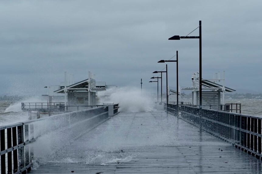 昨天（12月14日），大浪冲击着Redcliffe地区的木板桥。