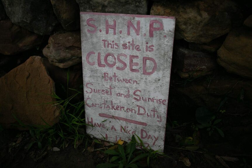 A sign saying closed