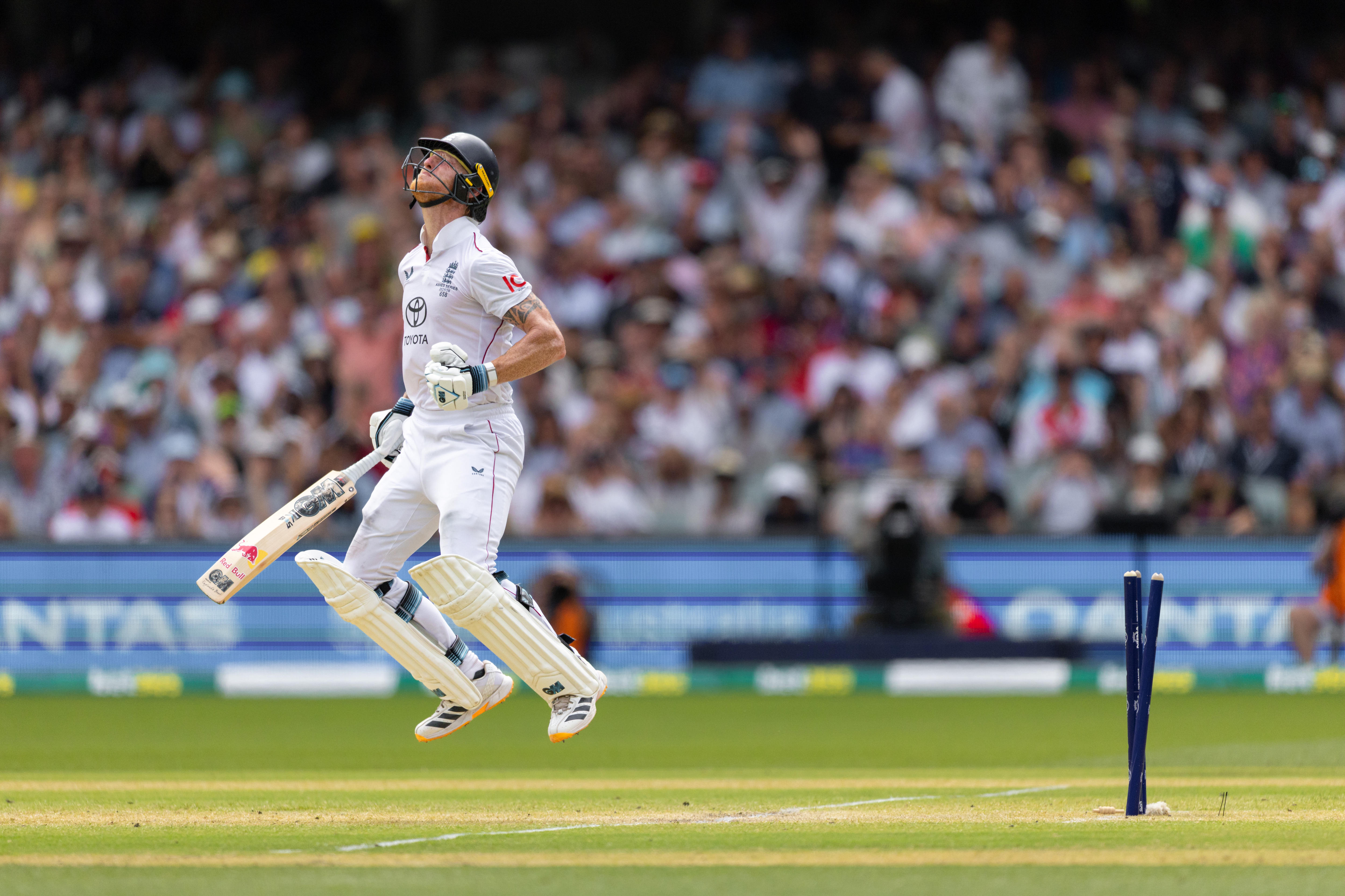 El bateador inglés Ben Stokes salta después de salir durante una prueba de cricket.
