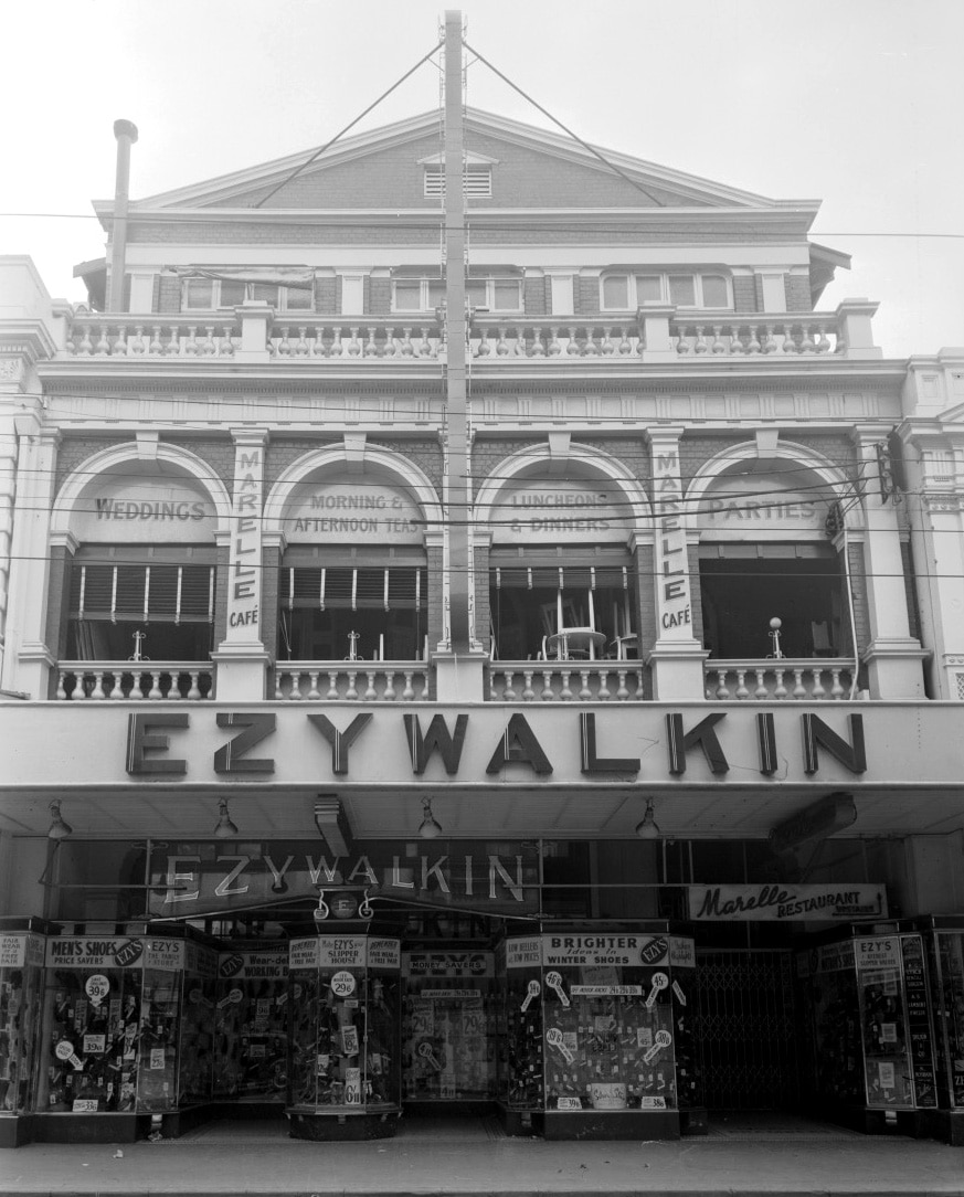 Fotografía en blanco y negro de una tienda llamada Ezywalkin.
