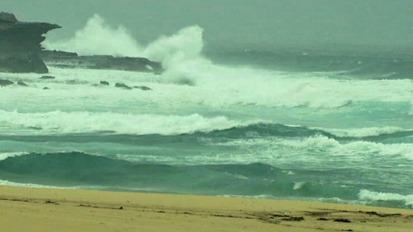 Heavy surf pounds NSW coast