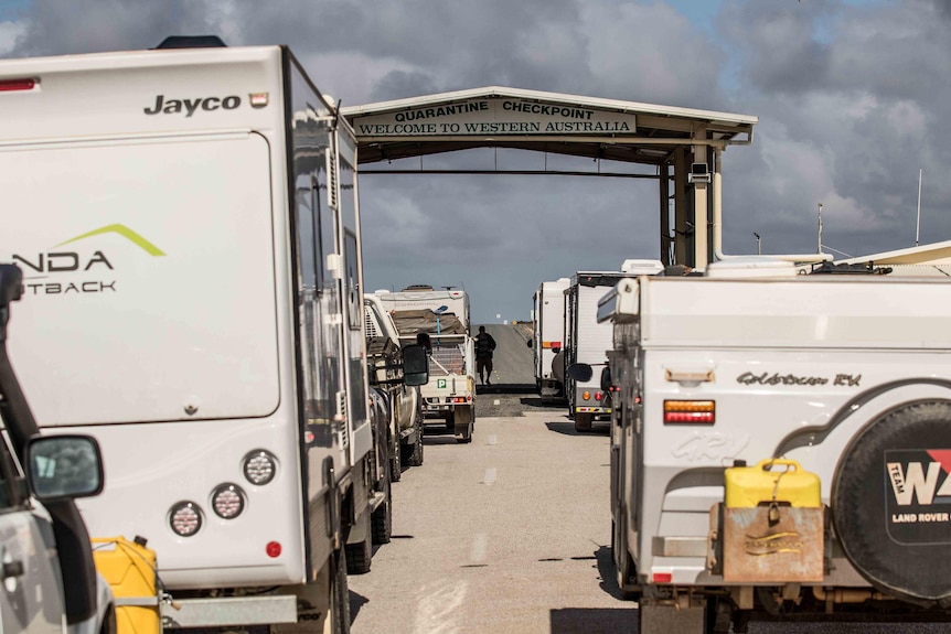   Une file de caravanes attendant de passer un poste de contrôle