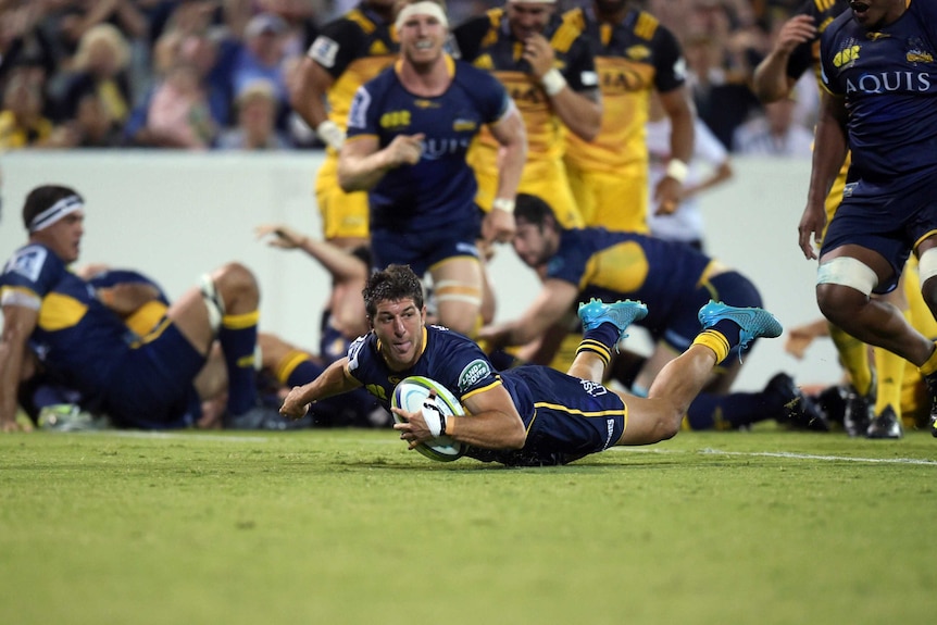 Tomas Cubelli scores a try for the Brumbies