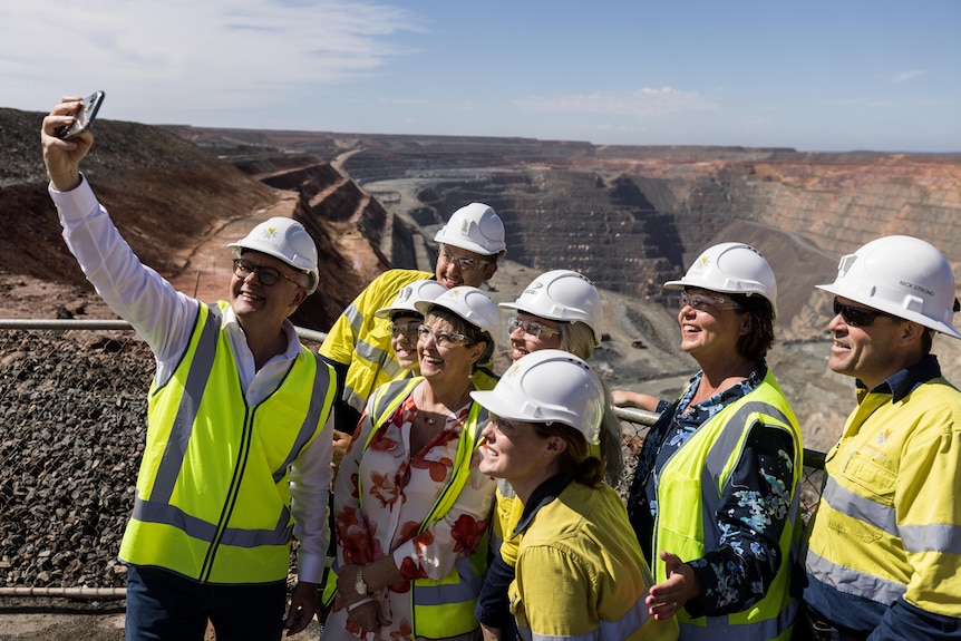 El Primer Ministro se toma una selfie con el personal de la mina de oro Super Pit.