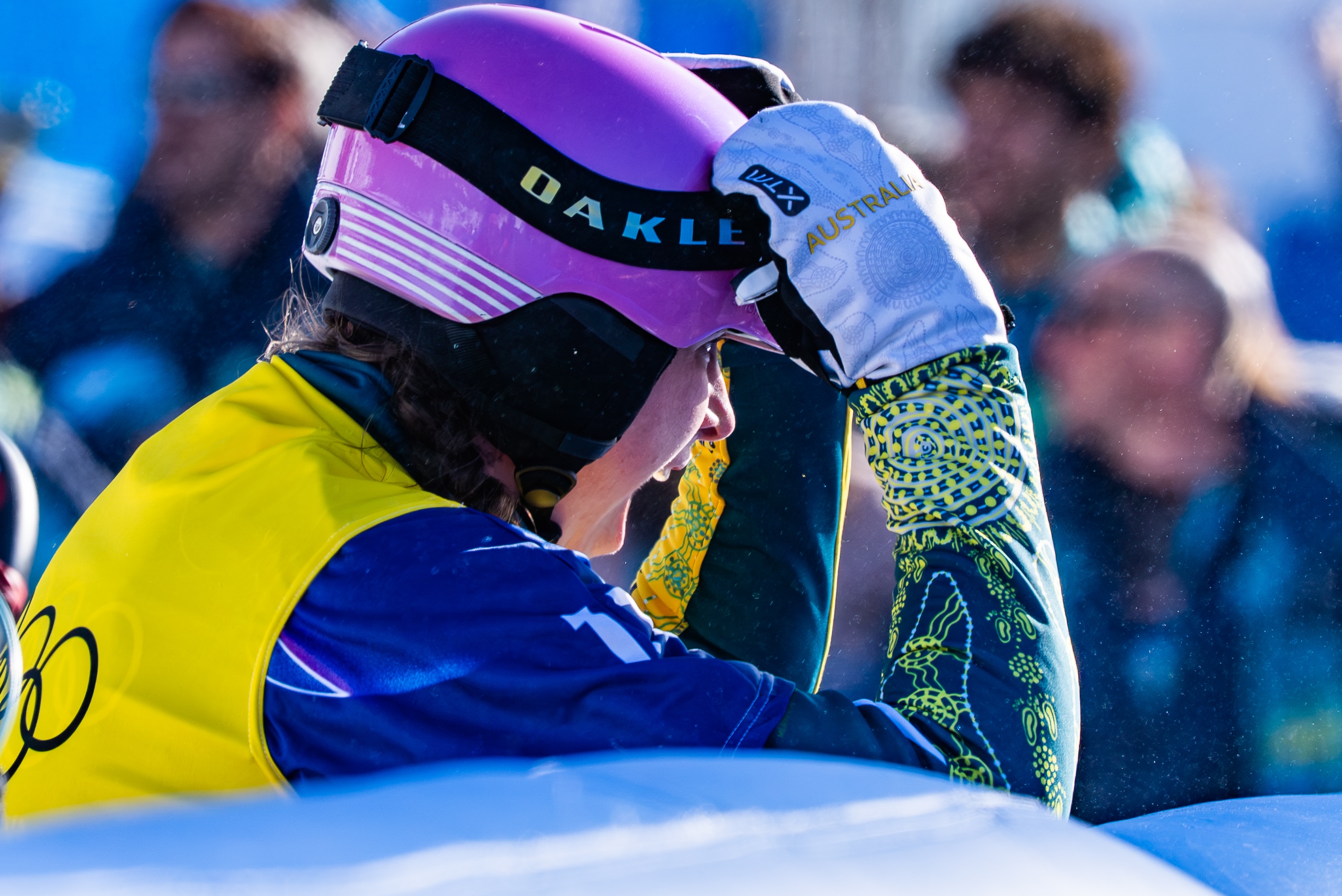 Josie Baff se pone la mano en la cabeza