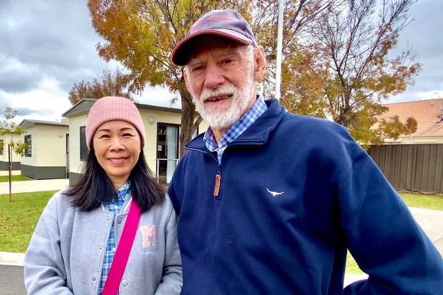 Homme avec femme au caravan park