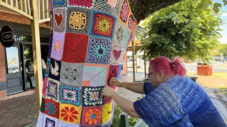 reisdent kaz ford helps construct a knitted tribute to lives lost in the daylesford crash tragedy on november 5 2023