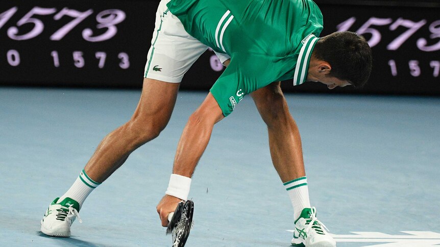 Novak Djokovic menghancurkan raketnya saat perempat final melawan Alexander Zverev.