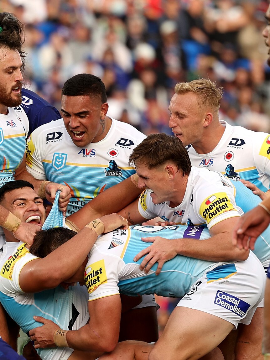 Live: Gold Coast Titans get first win of season with three-point win over Warriors