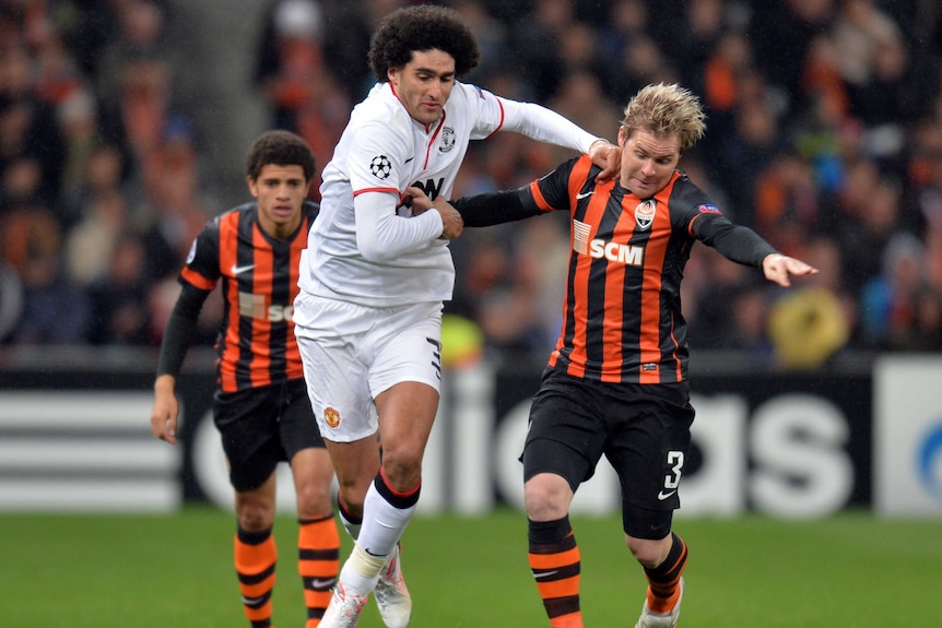 Fellaini tussles with Hubschman