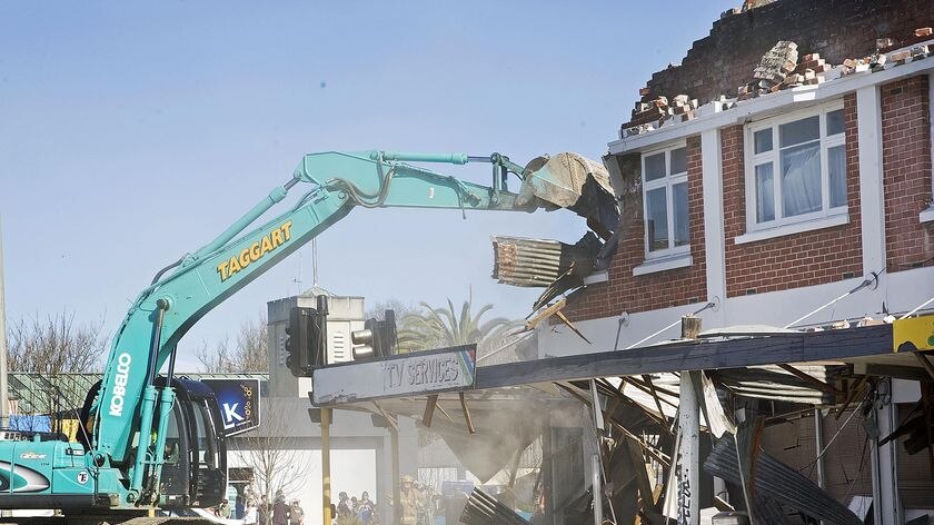 Earthquake-damaged buildings are demolished.