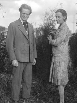 American architects Walter Burley Griffin and Marion Mahony Griffin in a garden in Sydney, 1930.