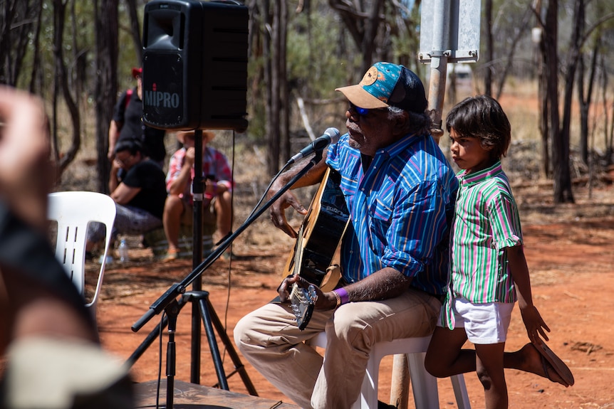 A man and his neice perform a song in the NT. 