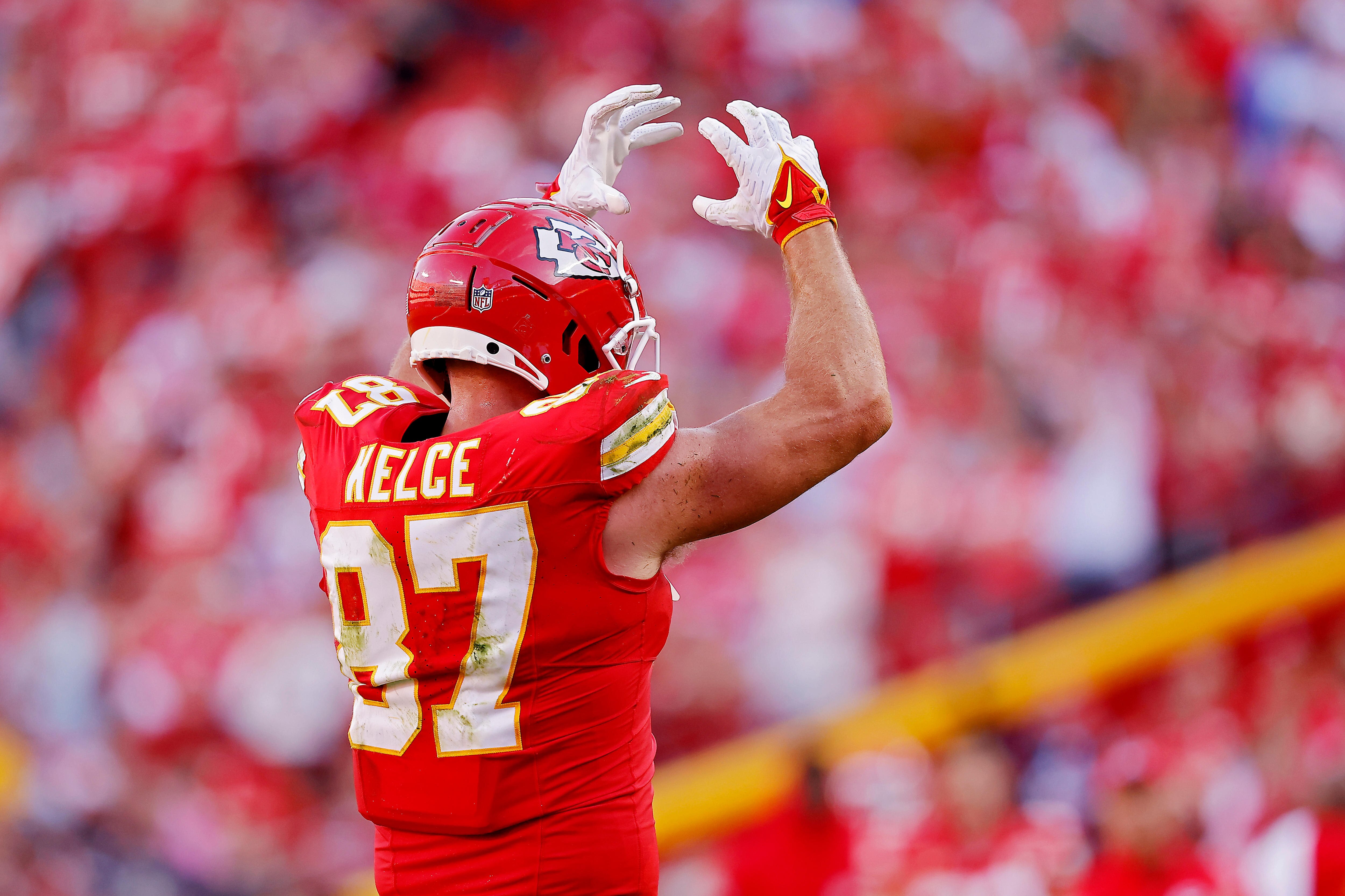 Travis Kelce holds up his hand