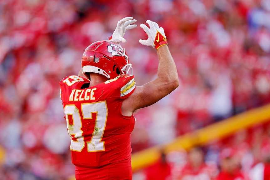 Travis Kelce holds up his hand
