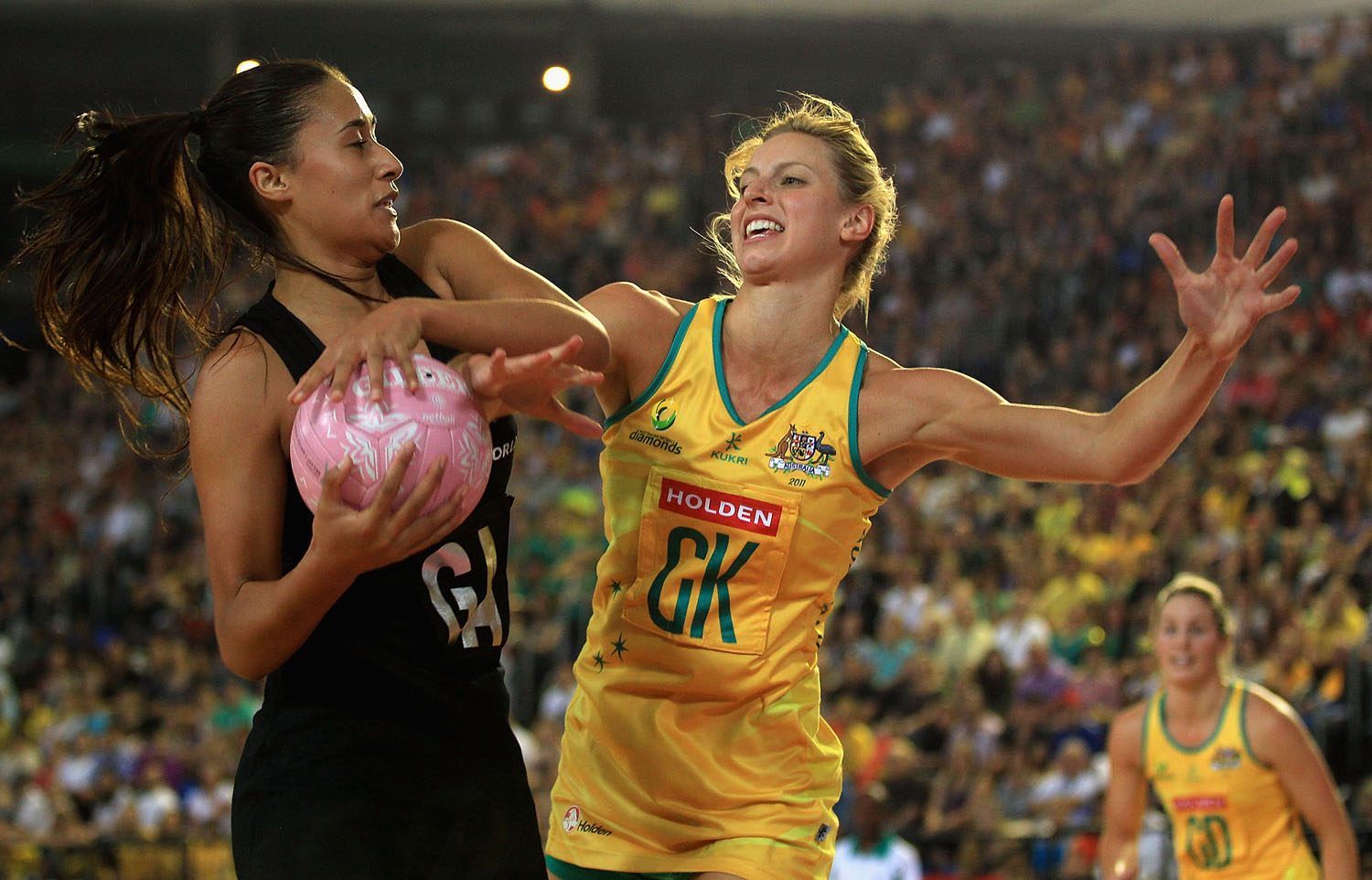 Maria Tutaia e Laura Geitz disputando a bola. Netball Nova Zelândia x Austrália.