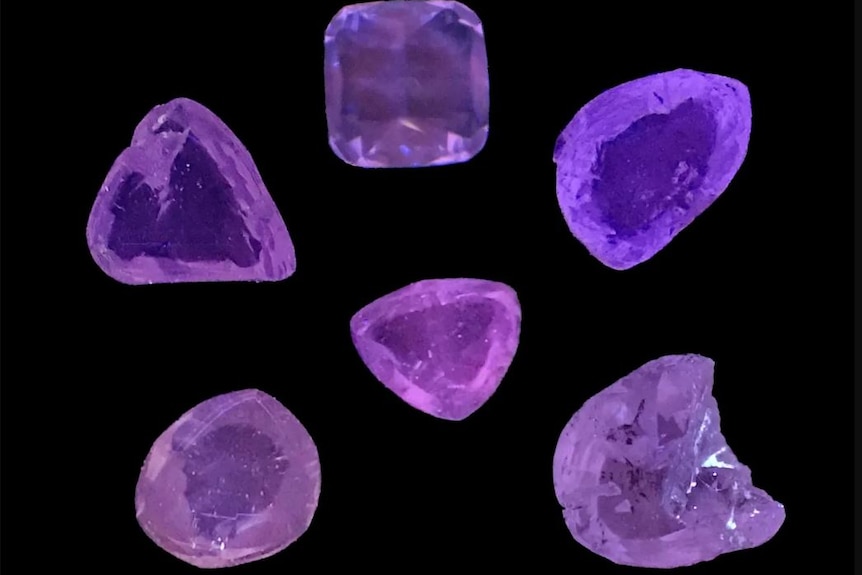 Diamantes raros que brillan de color púrpura bajo la luz ultravioleta
