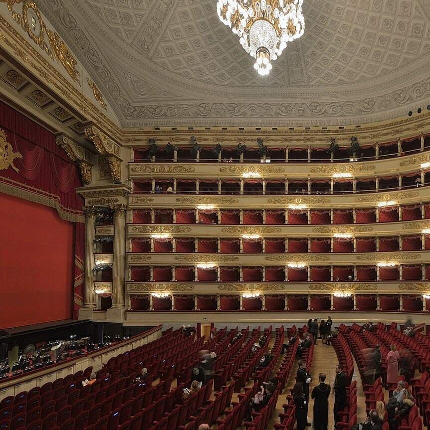 Panoramic photo of the interior of the Teatro alla Scala in Milan.