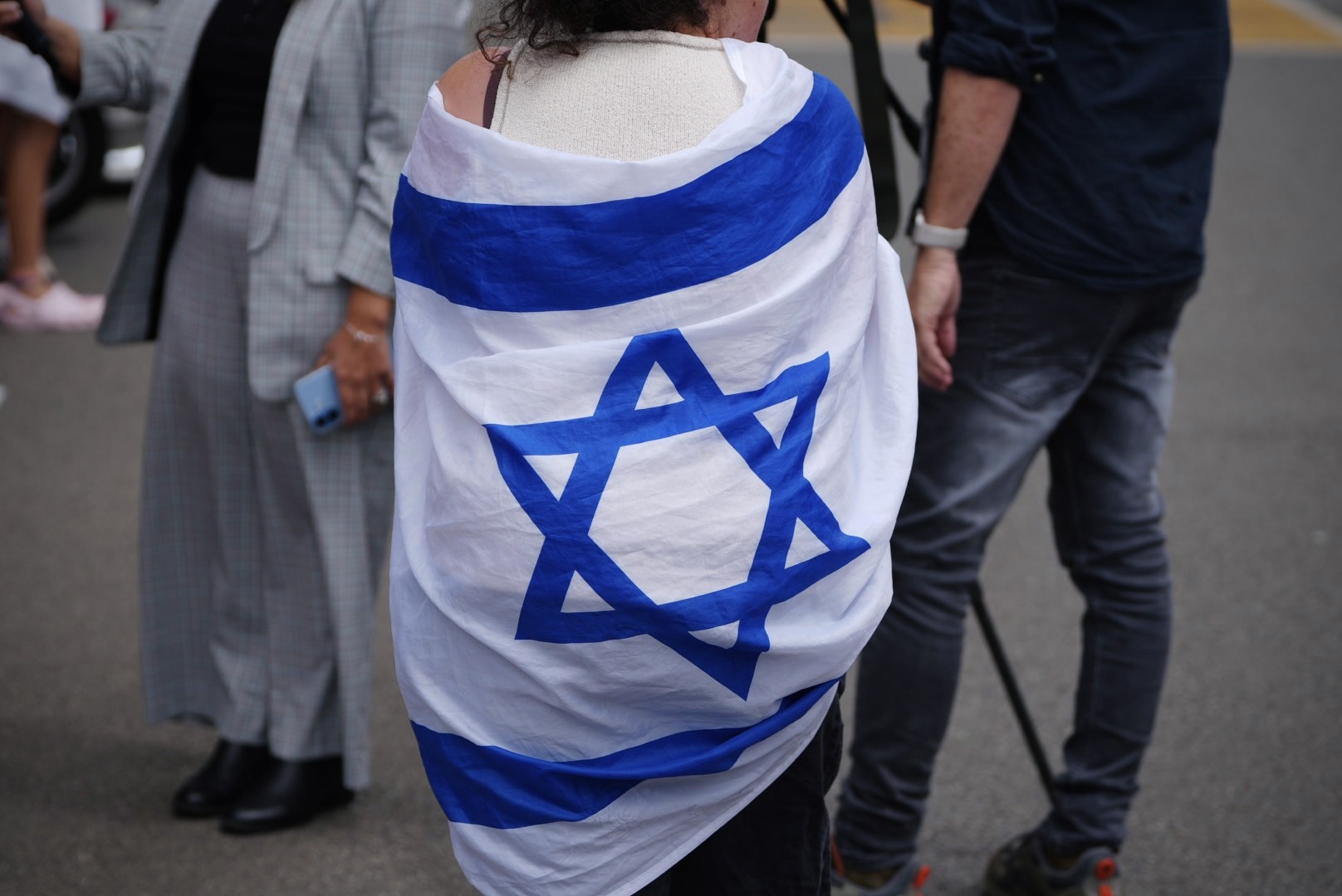 Uma mulher vestindo uma bandeira israelense.