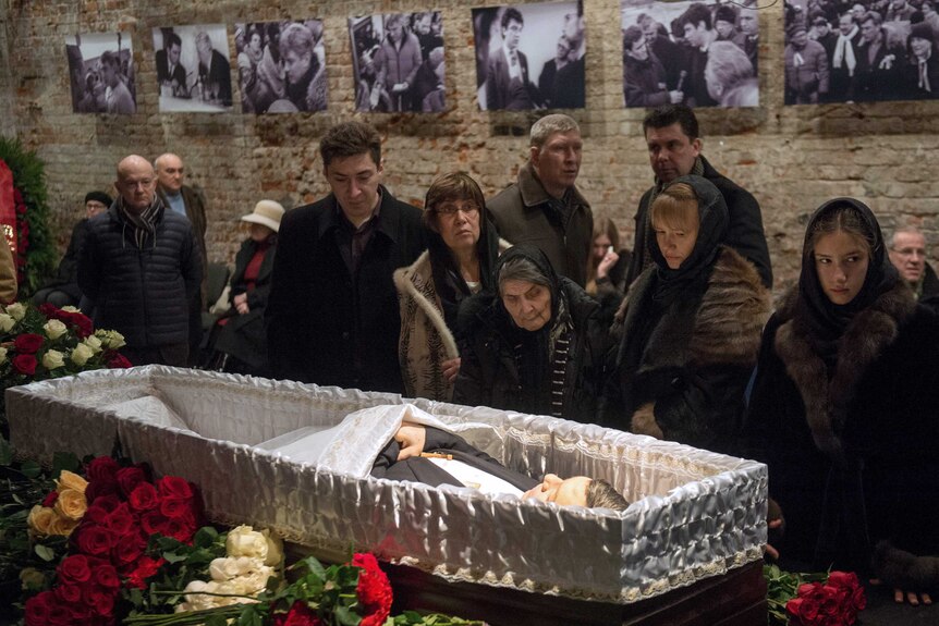 Russian mourners before Boris Nemtsov's open casket