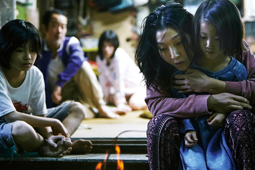 Colour still of Ando Sakura and Sasaki Miyu in 2018 film Shoplifters.