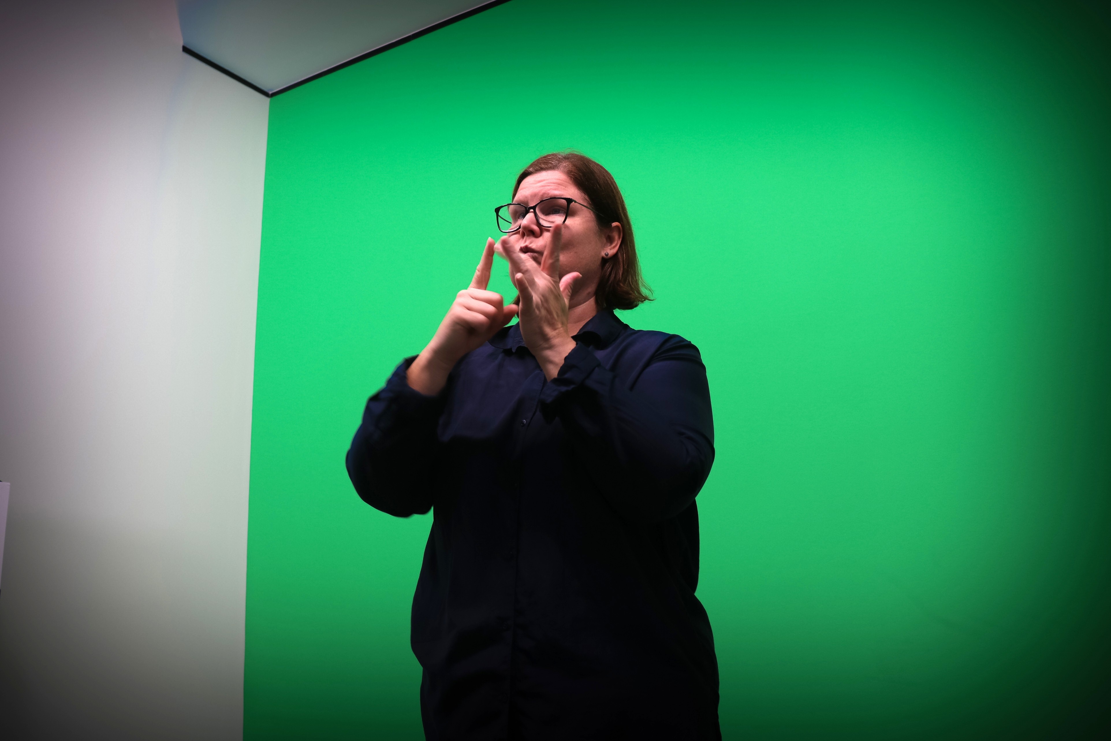 Fears Deaf community will 'miss out' on news with Auslan program to end