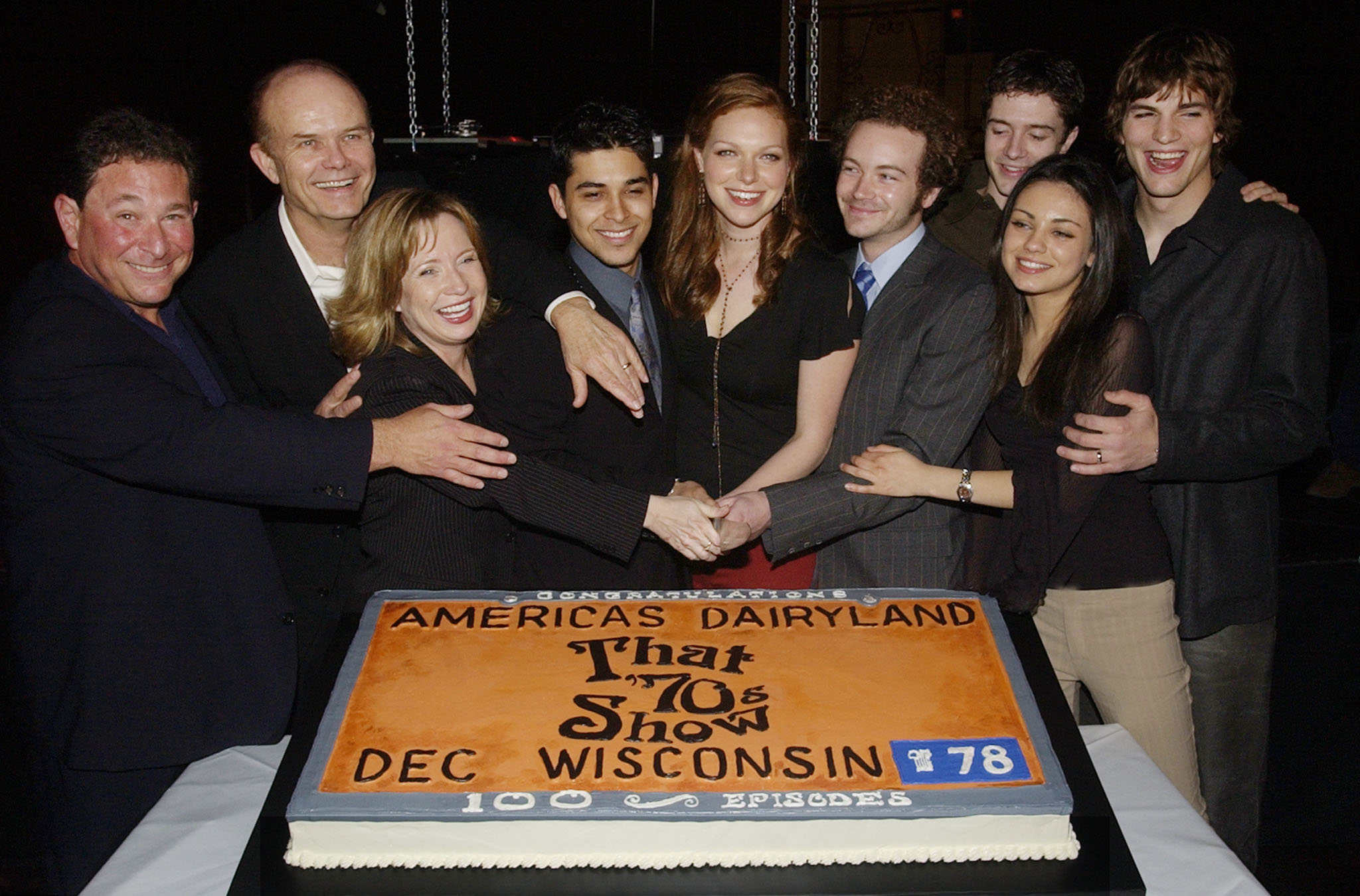 The cast of the 70s show around a cae