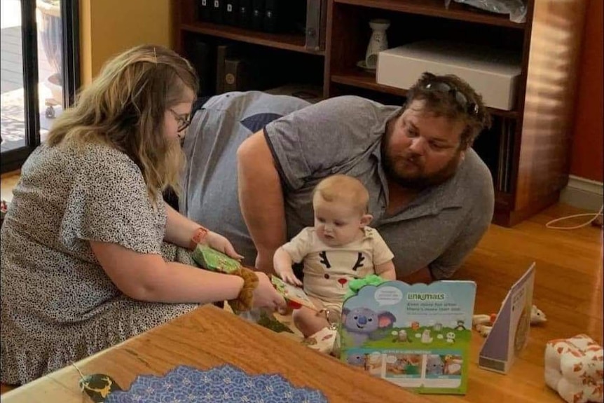 Cameron Norris à la maison avec sa femme et le plus jeune de leurs quatre enfants.