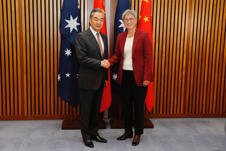 中国外交部长王毅今年早些时候访问澳大利亚，在堪培拉议会大厦会见了澳大利亚外交部长黄英贤。