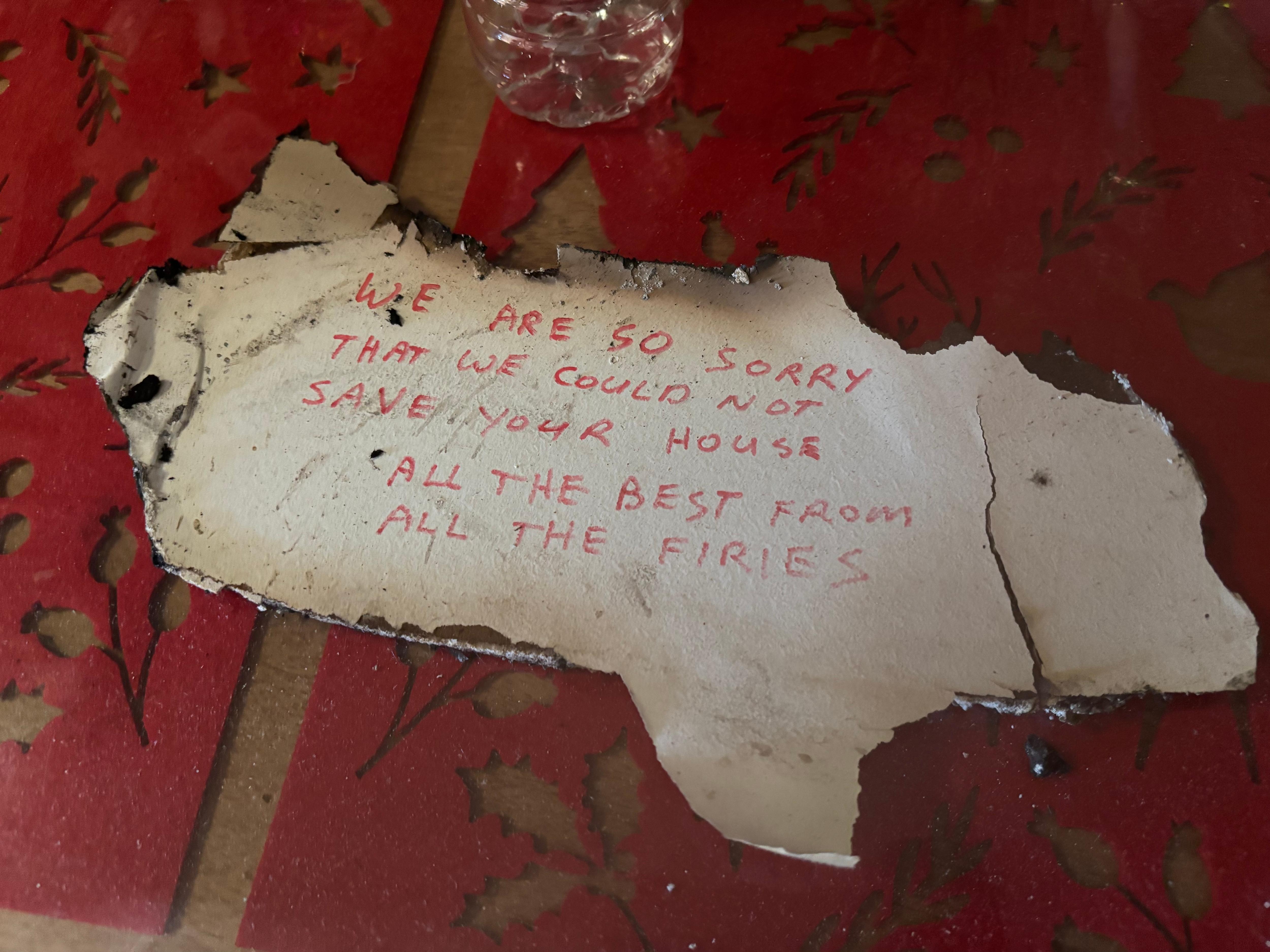 Un trozo de panel de yeso quemado dice: 