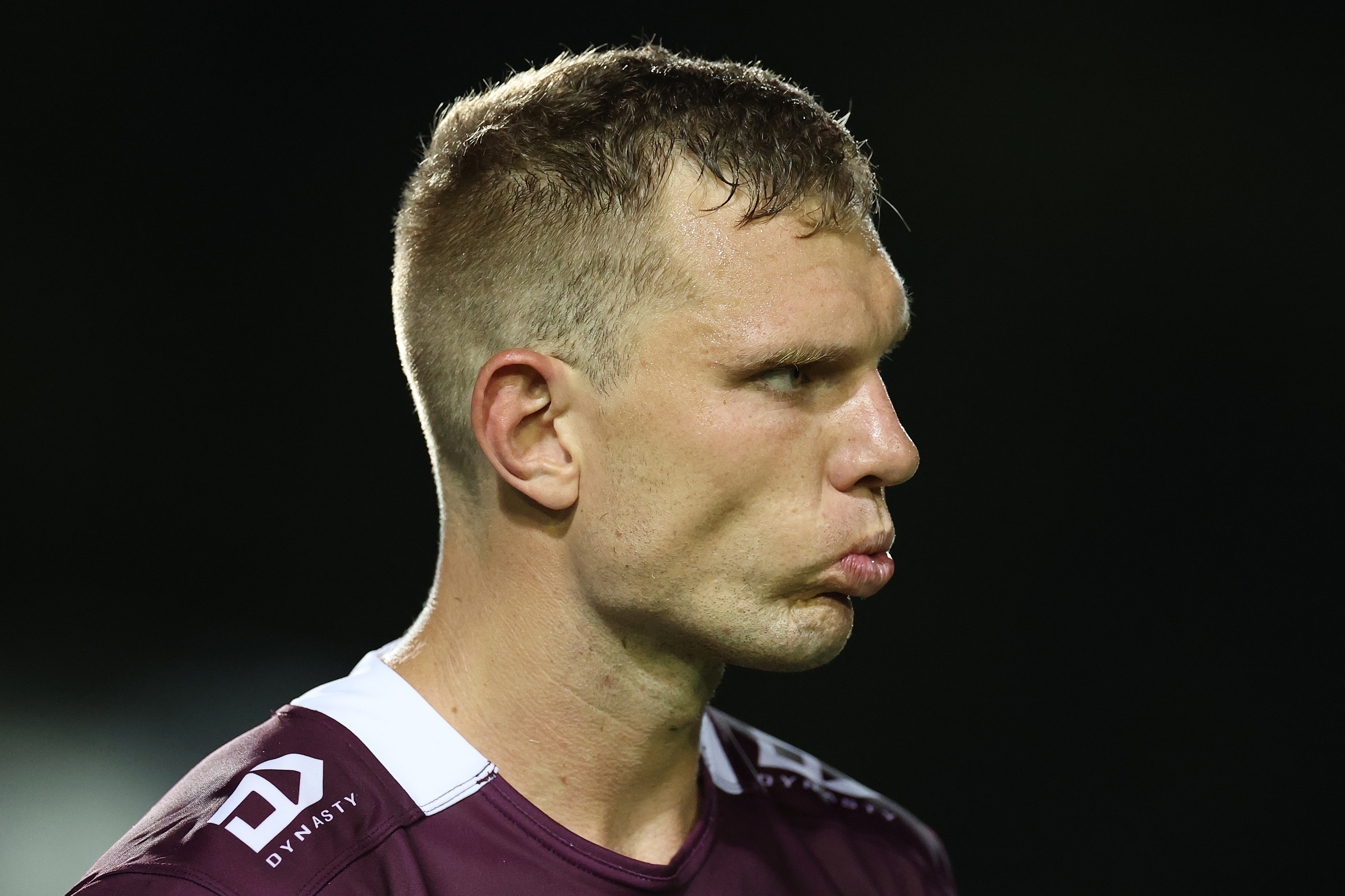 Tom Trbojevic, do Sea Eagles, observa, mordendo seu protetor bucal