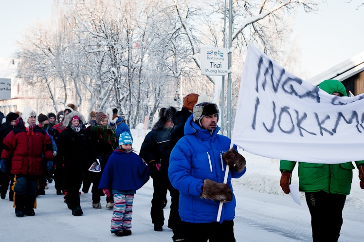 A group of people protest in snowy conditions. 