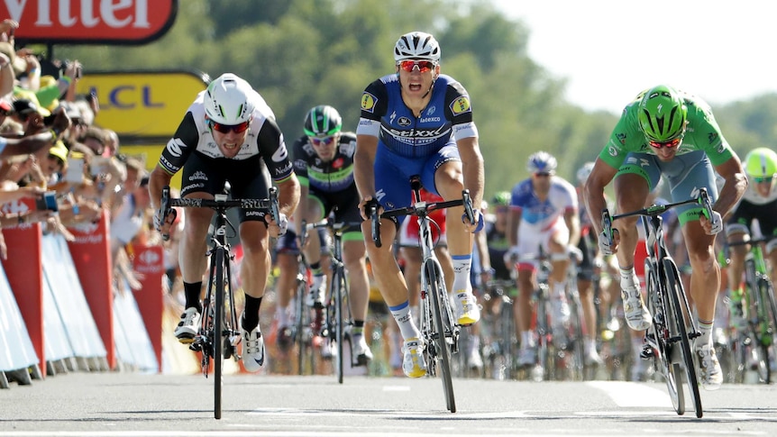 Mark Cavendish streaks home