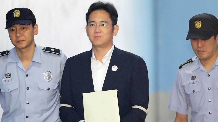Lee Jae-yong, vice chairman of Samsung Electronics Co., is accompanied by police at the Seoul Central District Court.