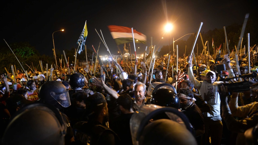 Pakistani opposition protestors move towards prime minister's residence