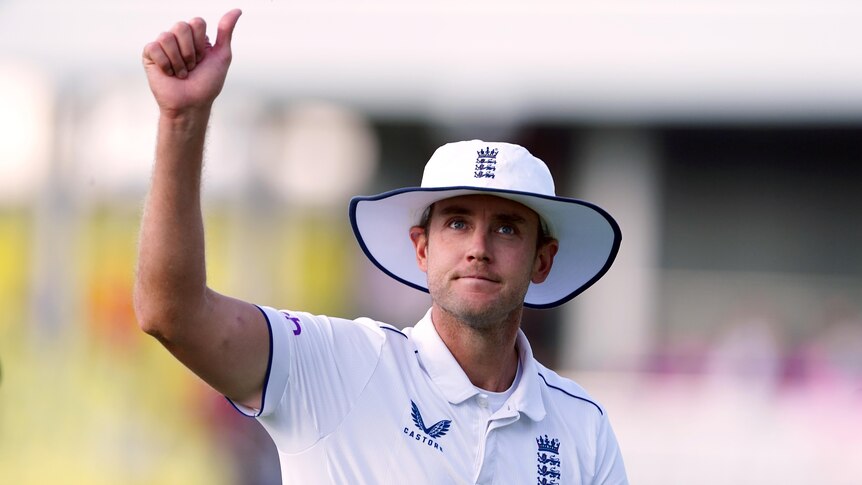 Stuart Broad gives the thumbs up