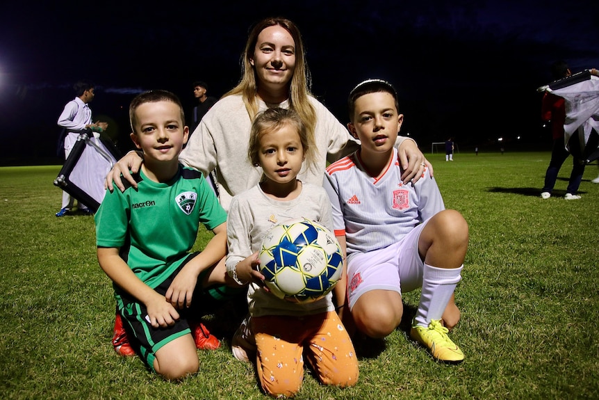 Jesika Mangoska avec ses enfants dans leur tenue de football.