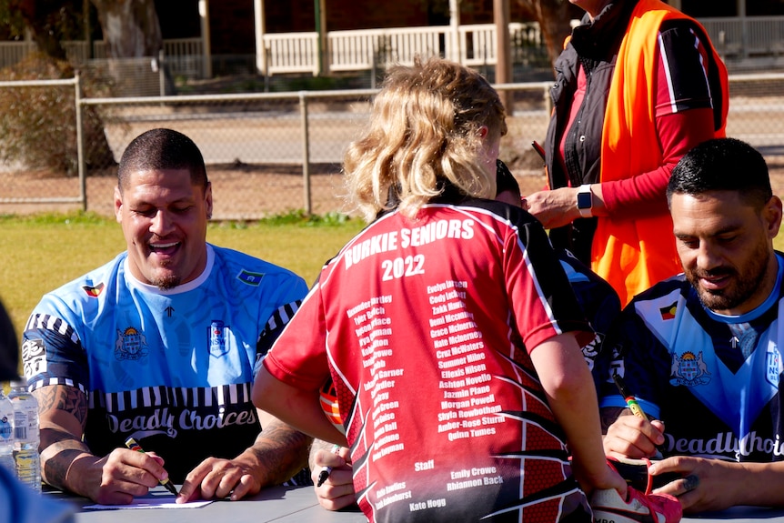 Willie Mason signing autographs for children