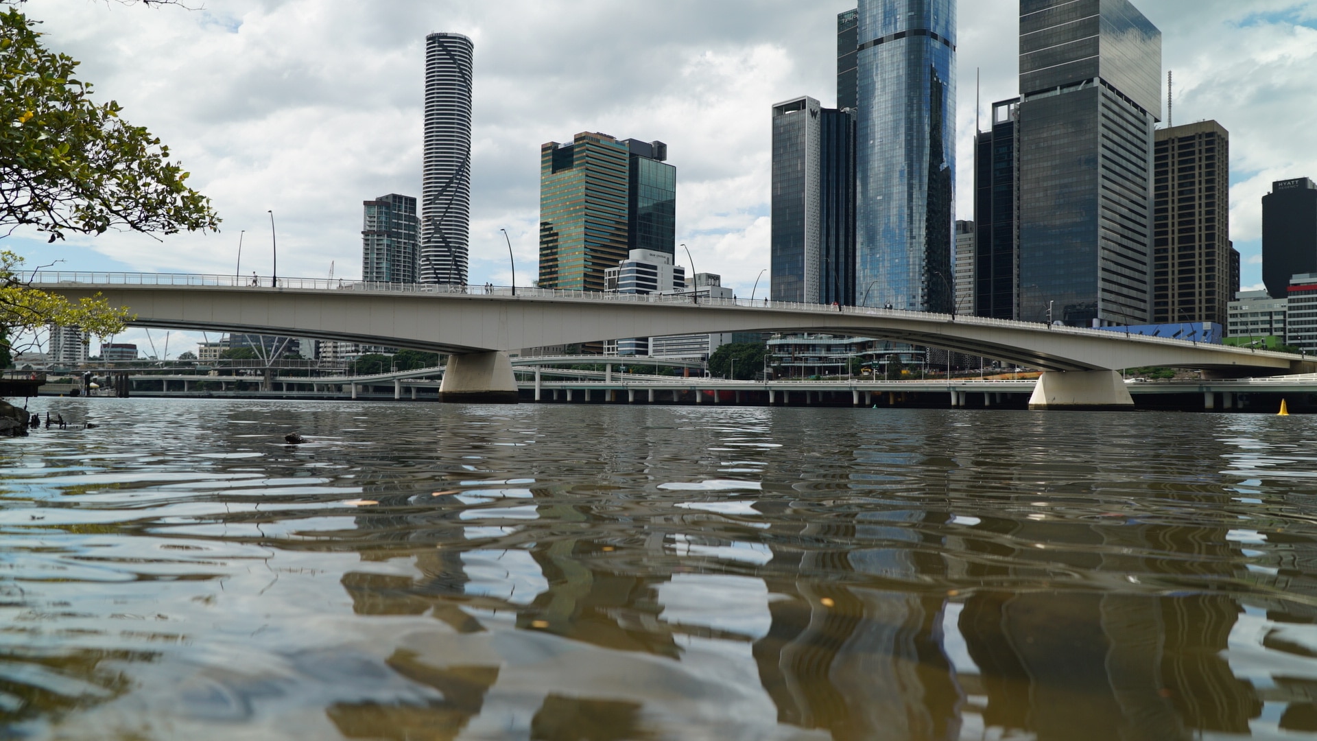 Río Brisbane desde el nivel del agua con North Quay y Victoria Bridge en la imagen