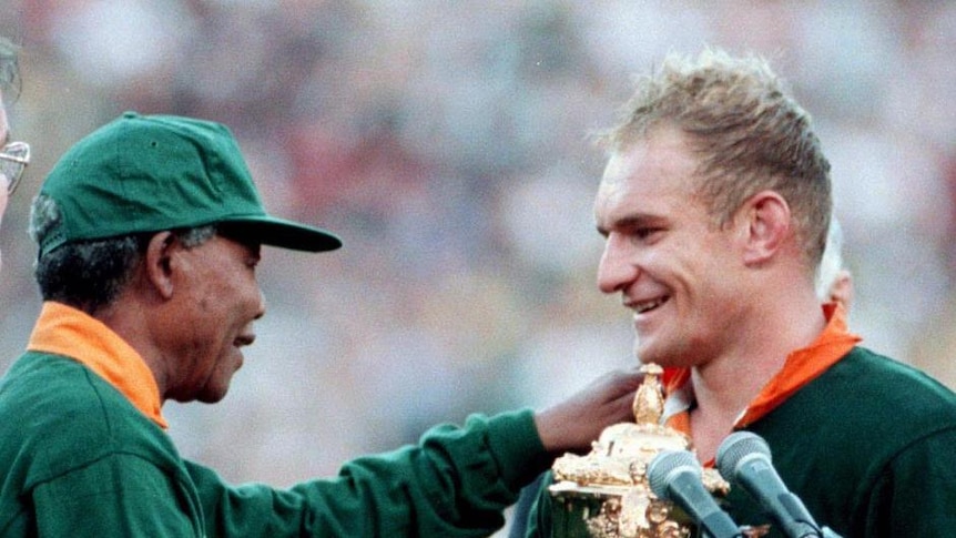 Nelson Mandela shakes hands with Springok captain Francois Pienaar