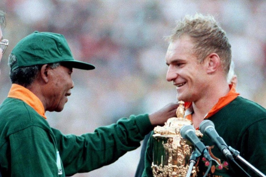 Nelson Mandela shakes hands with Springok captain Francois Pienaar