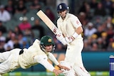 Joe Root evades Cameron Bancroft